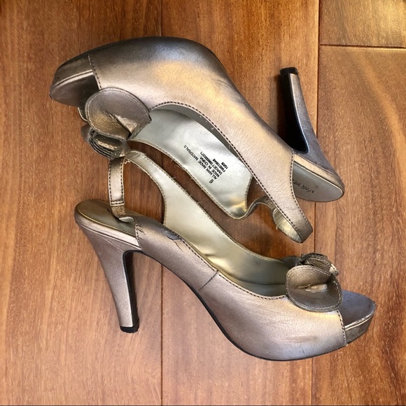 Xhilaration Silver Heels Ruffle Top Size 6 - Picture 7 of 13